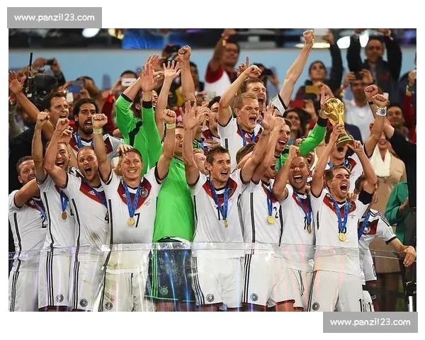 德国队致敬胡梅尔斯：外脚背传奇，感恩同行